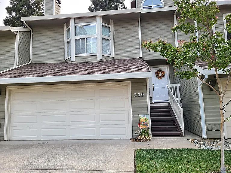 1st image of 209 Live Oak Cir