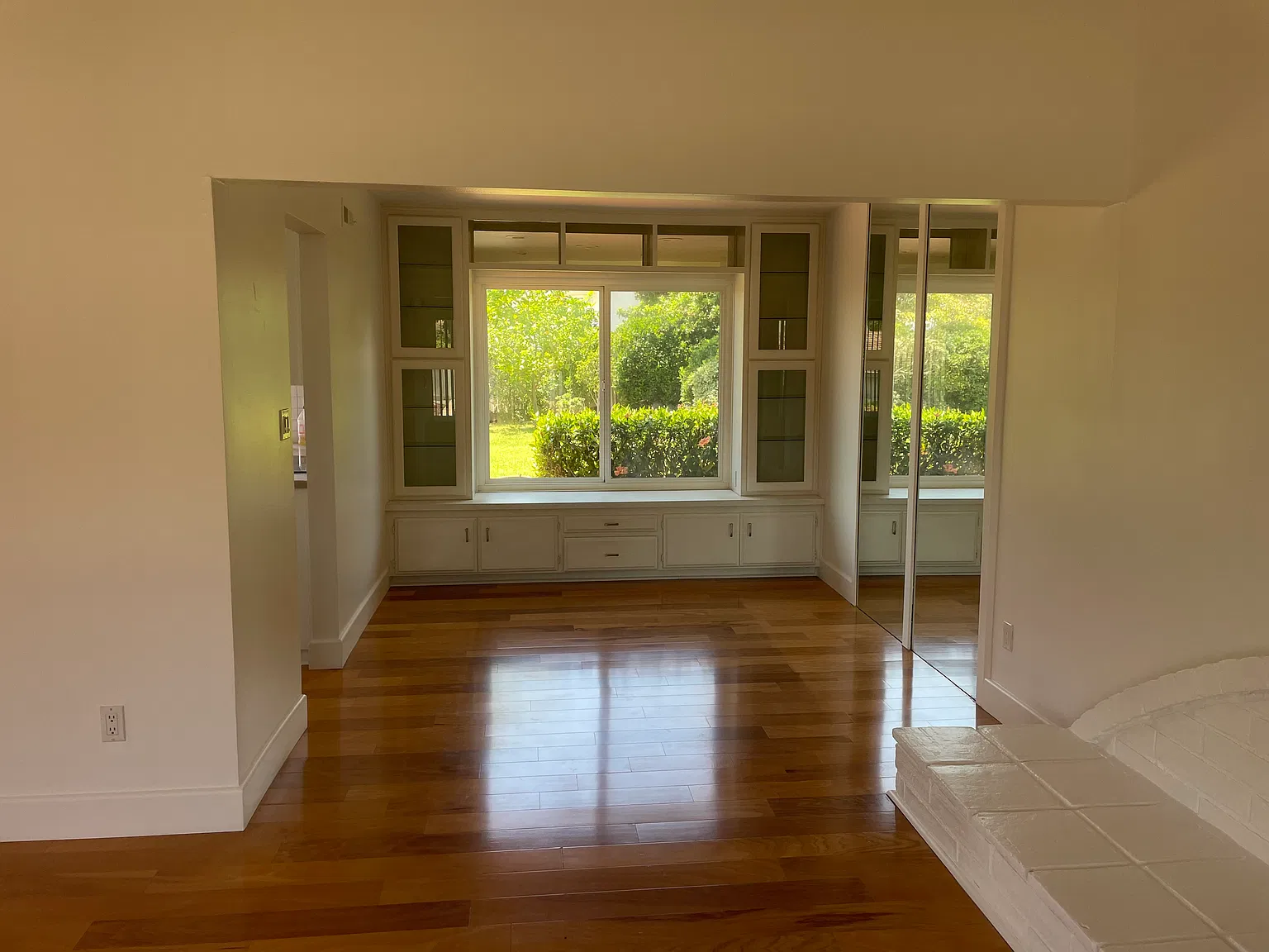 4 bed, 2.5 bath, 1926 sqft, $5,900 — Photo 4