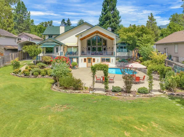 1099 SE Oriole St, Grants Pass, OR 97526