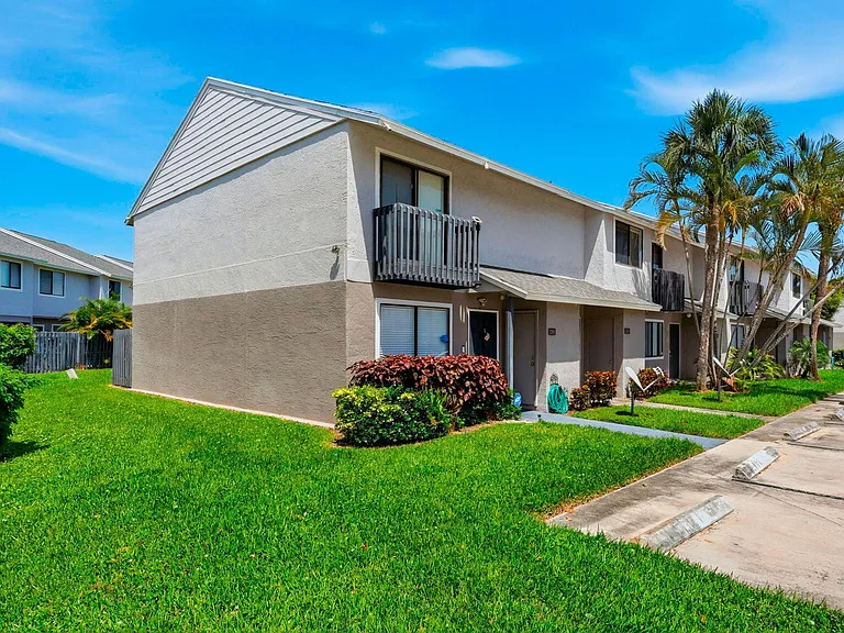 2305 Seaside Dr — Photo 2