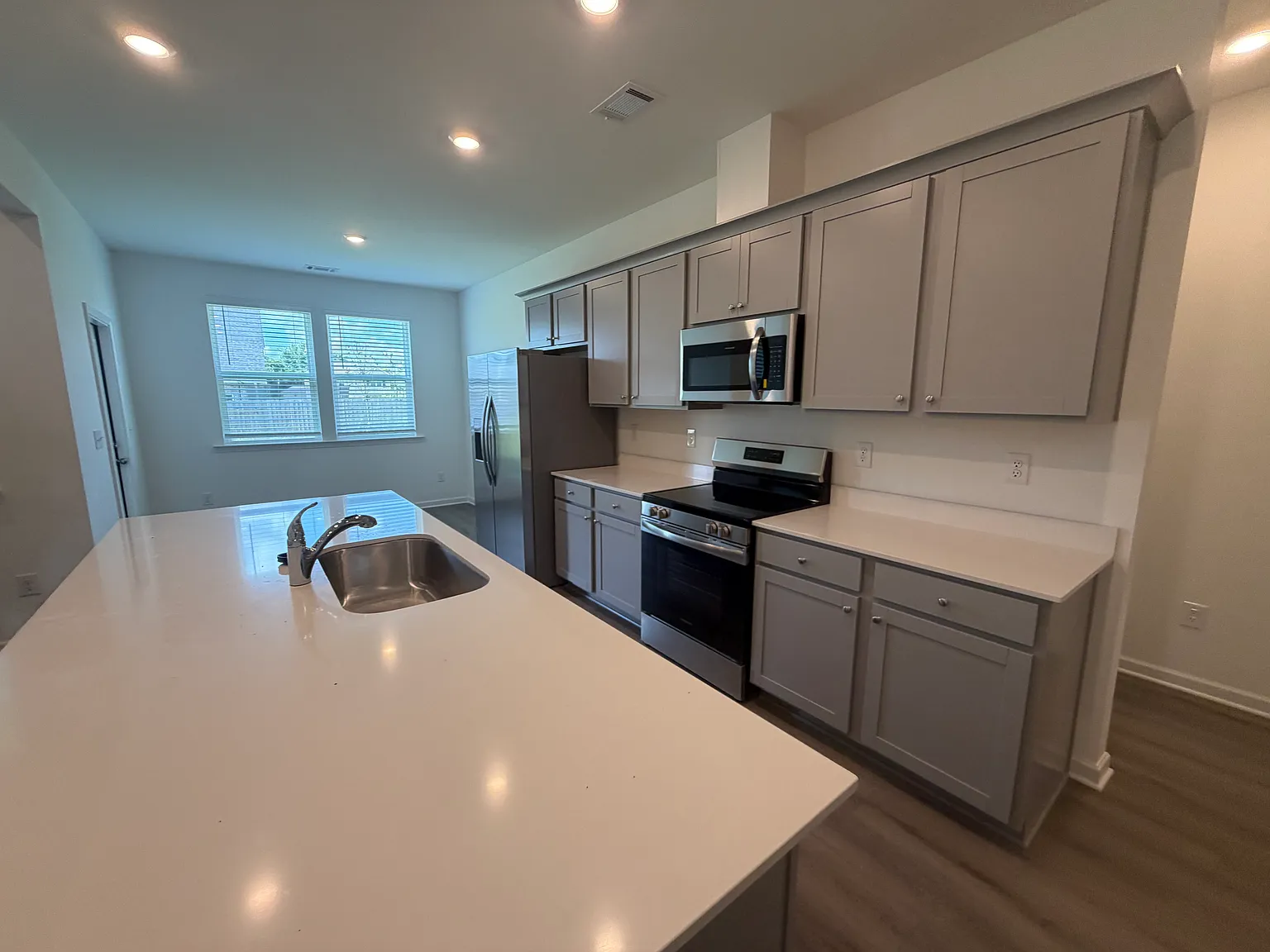 4 bed, 1880 sqft, $1,000 — Photo 3