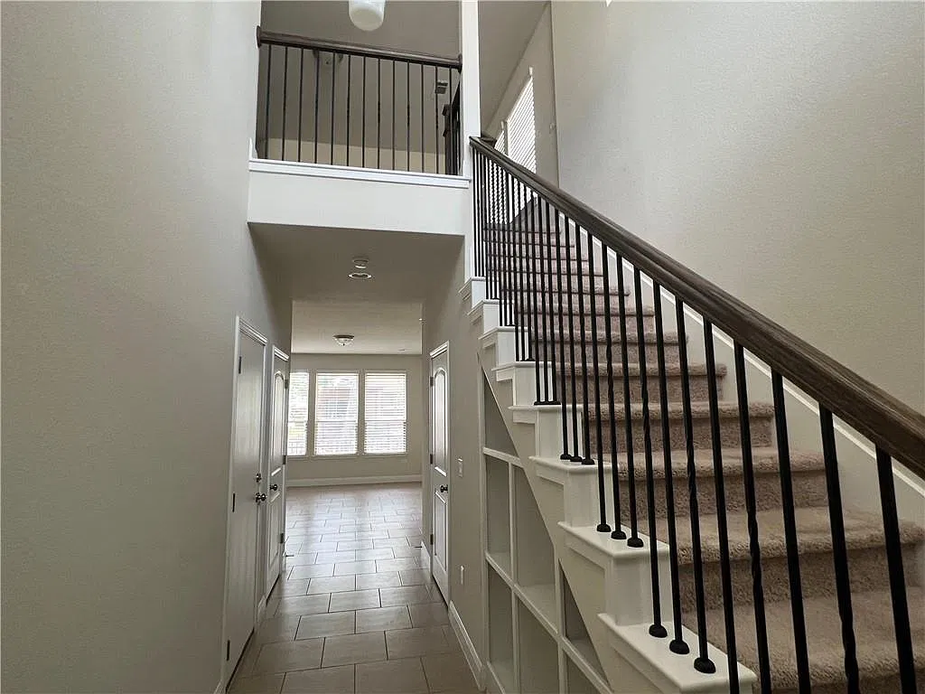 3 bed, 2.5 bath, 1977 sqft, $2,350 — Photo 2