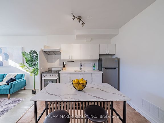 3rd image of 207 Cabot St
