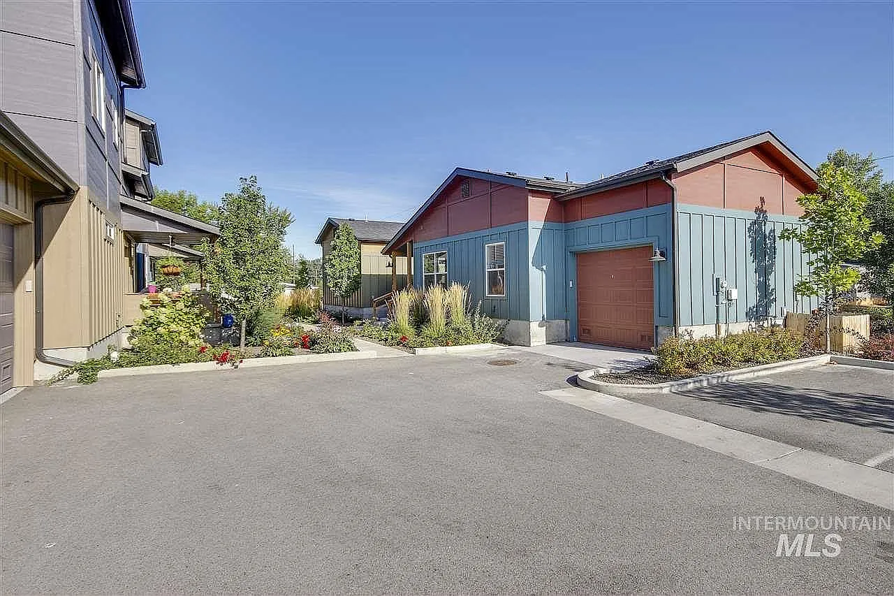 4335 Adams St — Photo 1