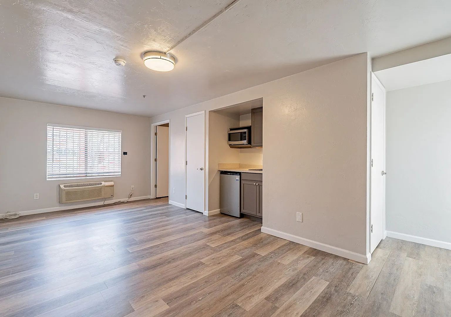 700 N. 7th Ave. ( Main House, A, B, C, D ) — Photo 2