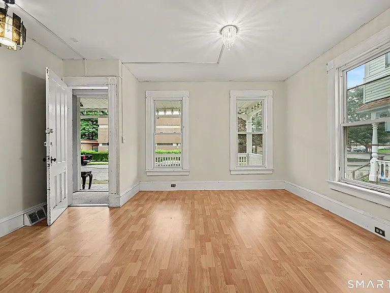 135 Sherwood Ave — Photo 9
