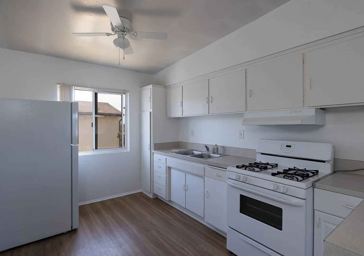 2 Bedroom + 1 Bathroom Apartment | Oxnard Shores | Unfurnished — Photo 3
