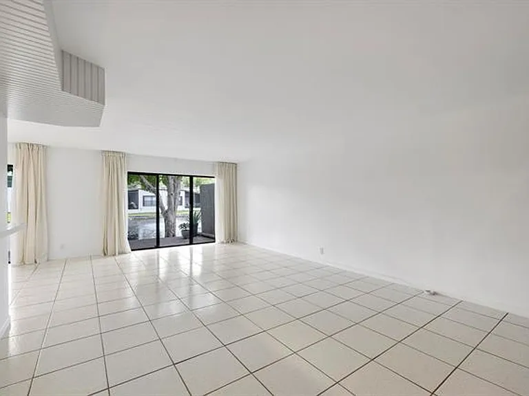 9717 N New River Canal Rd #409 — Photo 4