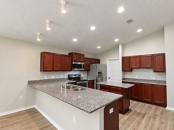 5th image of 5605 Peach Dr