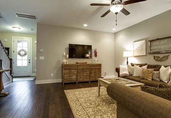 5th image of 519 Vintage Green Ln