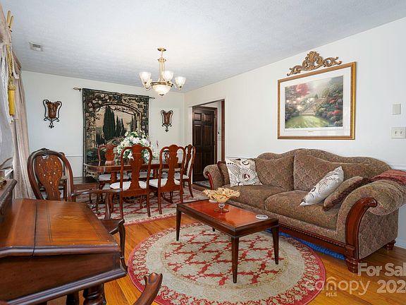 5th image of 914 Hemlock Dr NE