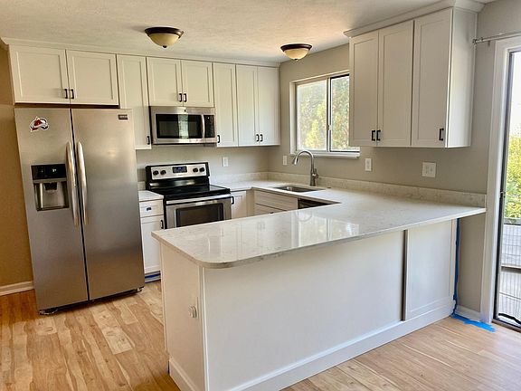 All new kitchen and appliances 2022! 
Quartz counters