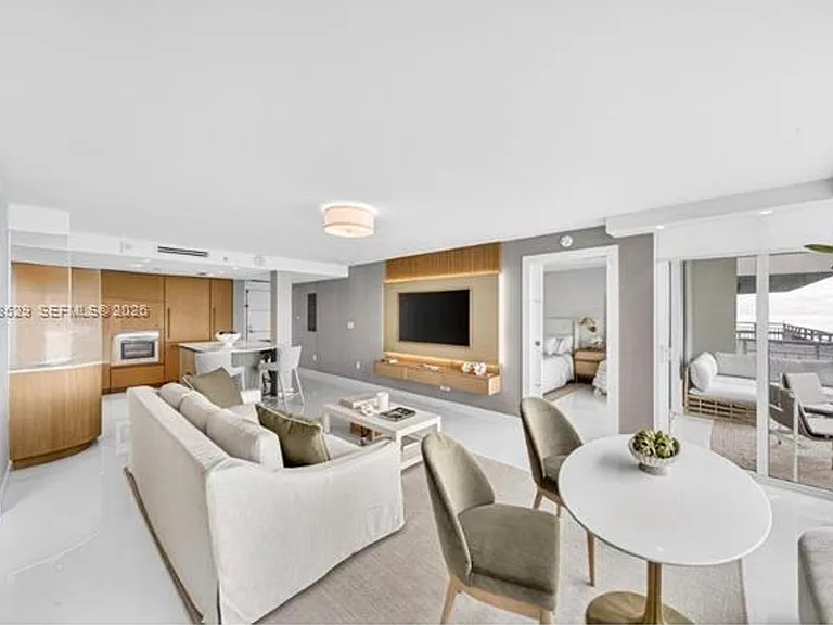 400 S Pointe Dr #1501 — Photo 2