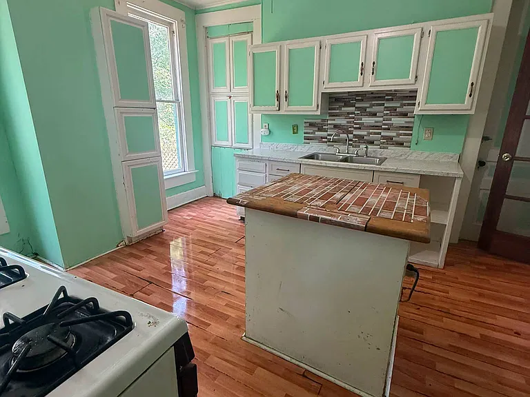353 Woodlawn Ave — Photo 5