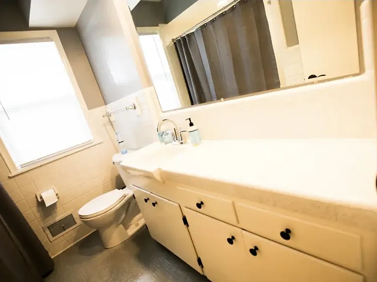 Full bathroom on main level
