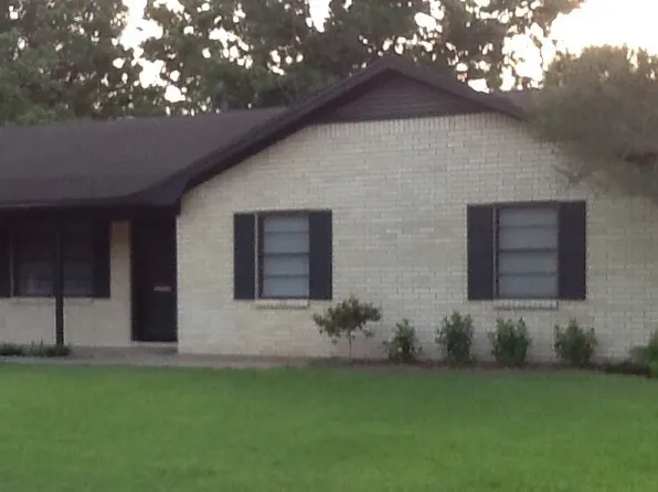 3211 Myatt Ln, El Campo, TX 77437