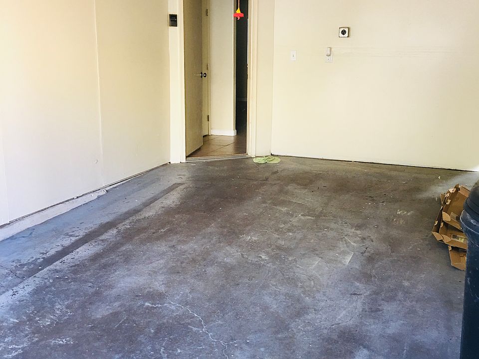 1 Car Garage with Remote Control Door