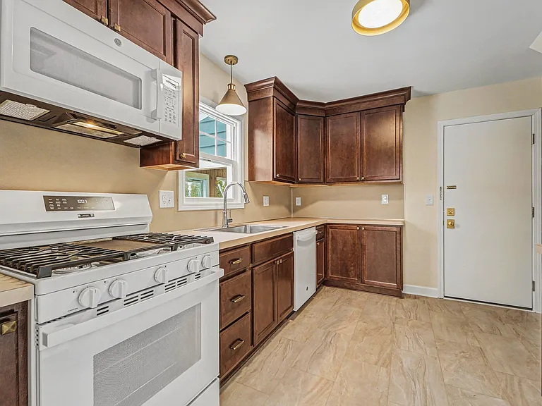 303 Wesley St — Photo 15