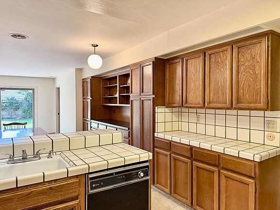 5th image of 631 W Alisal St