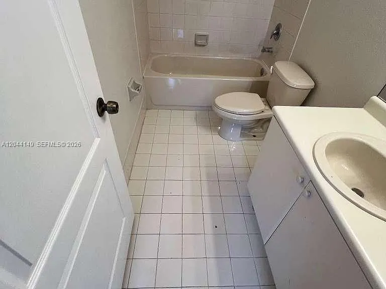 1661 SE 28th St #202 — Photo 9