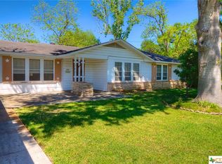 622 E College St, Seguin, TX 78155