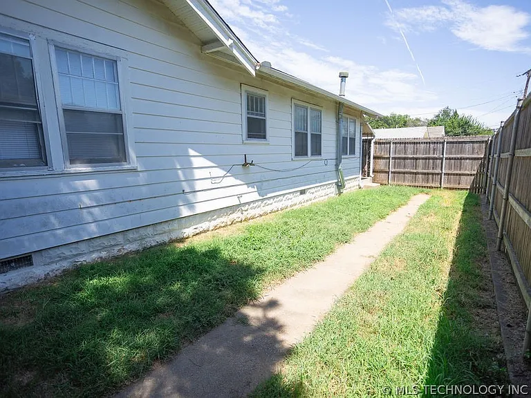 1147 S Florence Ave — Photo 59