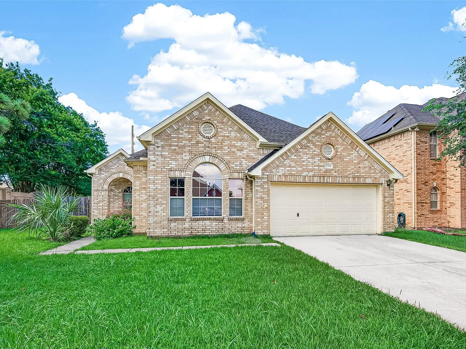 3 bed, 2.5 bath, 2306 sqft, $2,300 — Photo 3