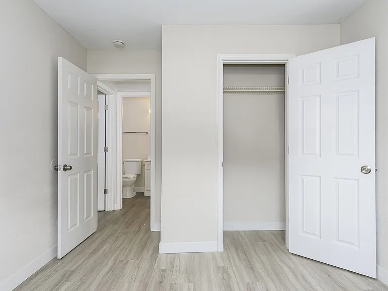 Oak Park Apartments — Photo 6