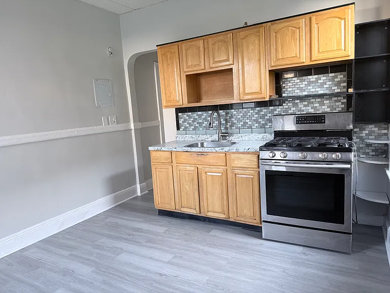 425-427 3rd Ave #B — Photo 9