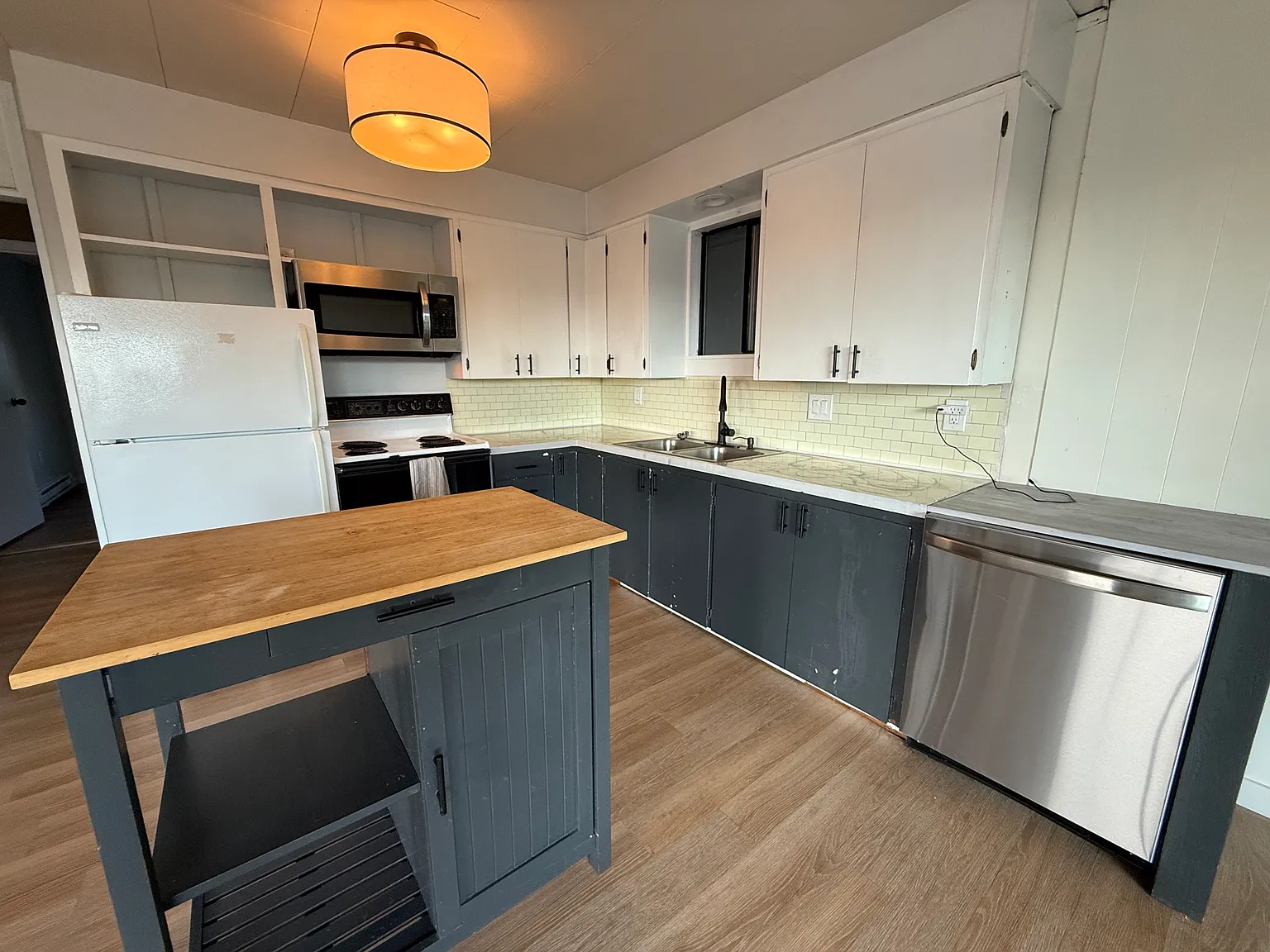 3 bed, 1.5 bath, 1076 sqft, $2,600 — Photo 3