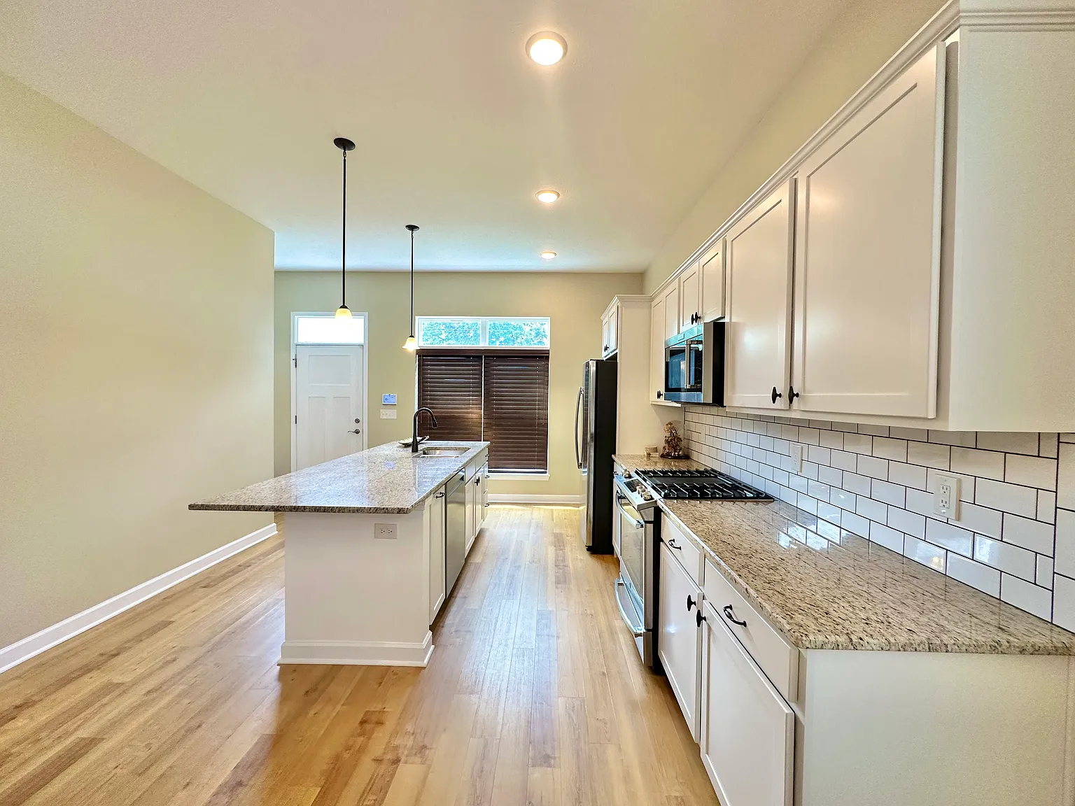 3 bed, 2.5 bath, 1888 sqft, $3,500 — Photo 4