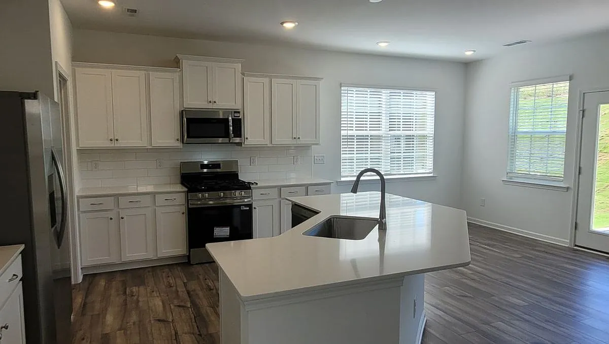 4 bed, 2.5 bath, 2158 sqft, $2,499 — Photo 4