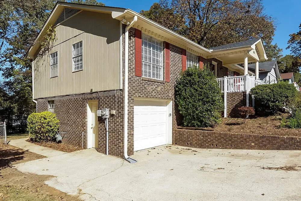 5 bed, 2.0 bath, 2484 sqft, $1,830 — Photo 4