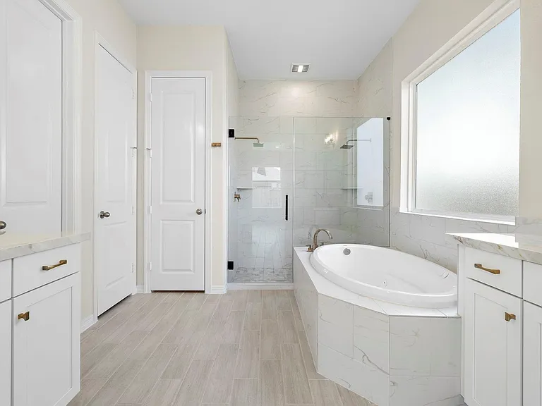 9806 Oakwood Trl — Photo 13
