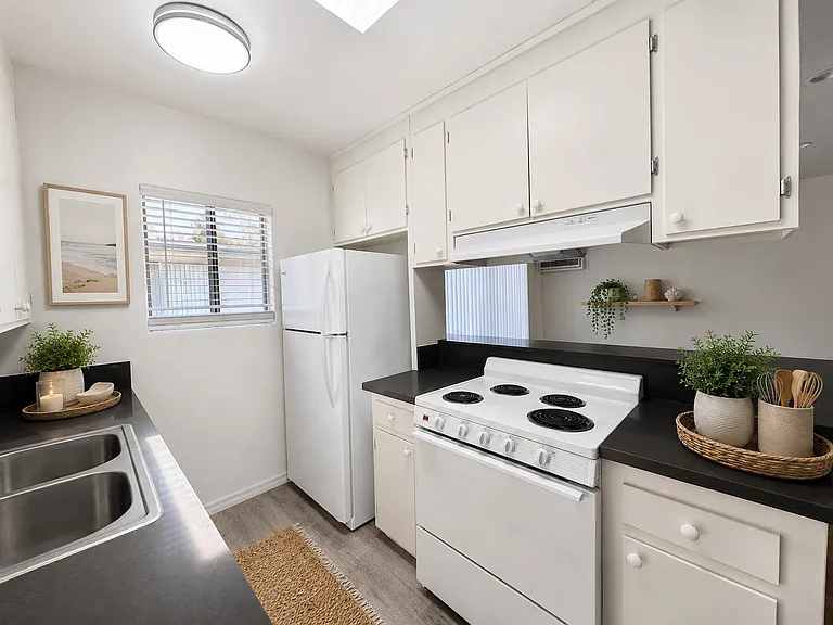 2030 Holly Dr #5A — Photo 3