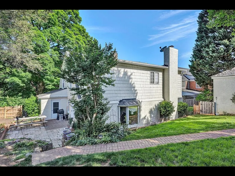 2410 Cornwallis Ave SE — Photo 10