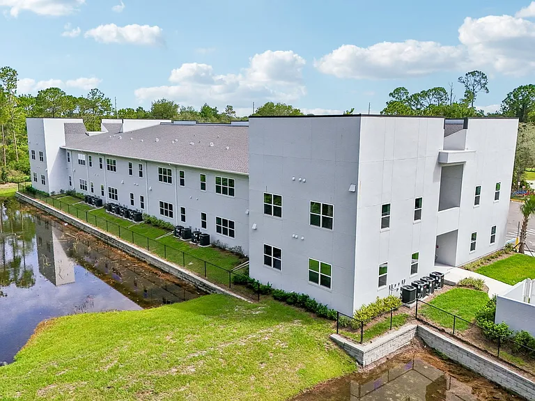 Las Palmas Apartments — Photo 11