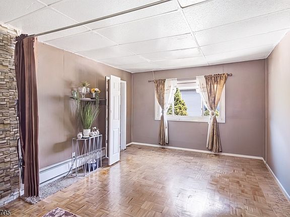 4th image of 1410 Leslie St