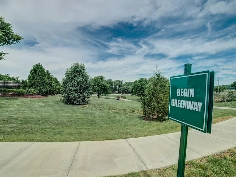 1051 Abberley Cir — Photo 23