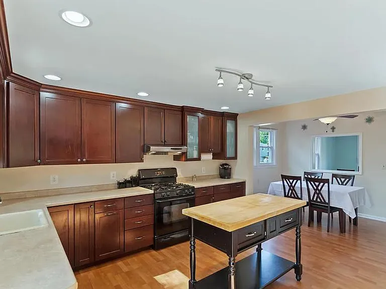 1235 Maple Ave — Photo 6