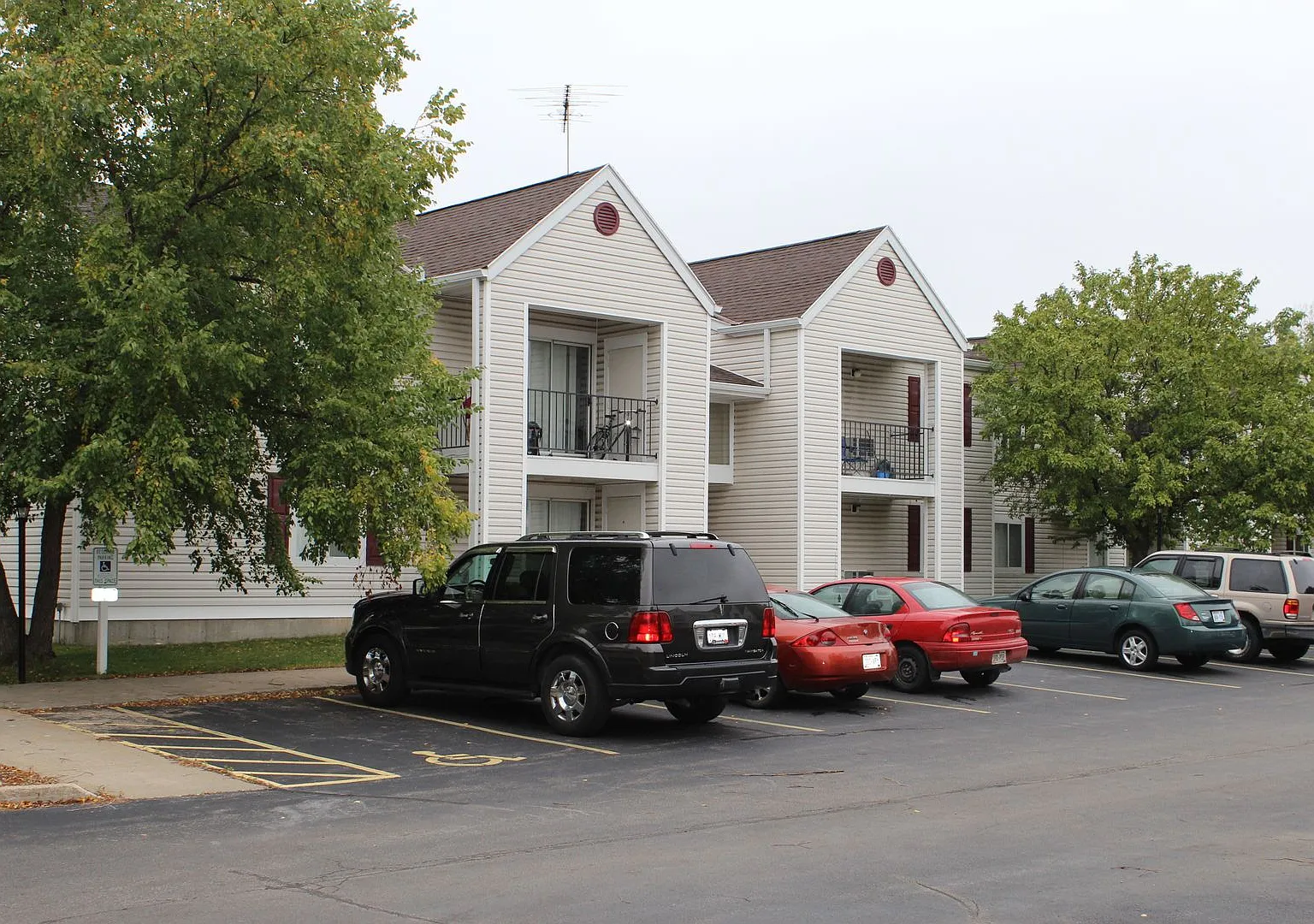 Appleton Court Apartments — Photo 2