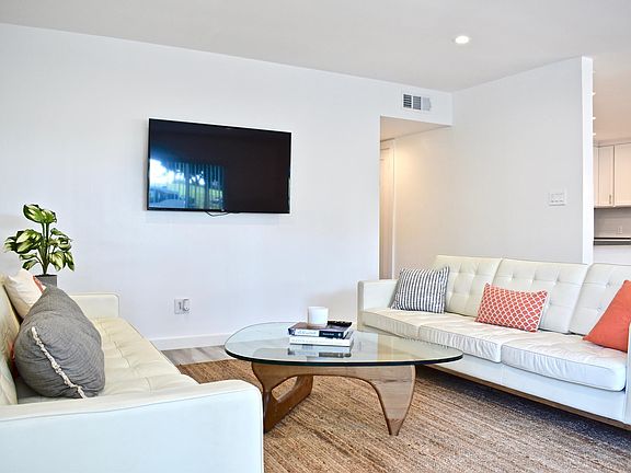 2nd image of 300 Maryland St #1