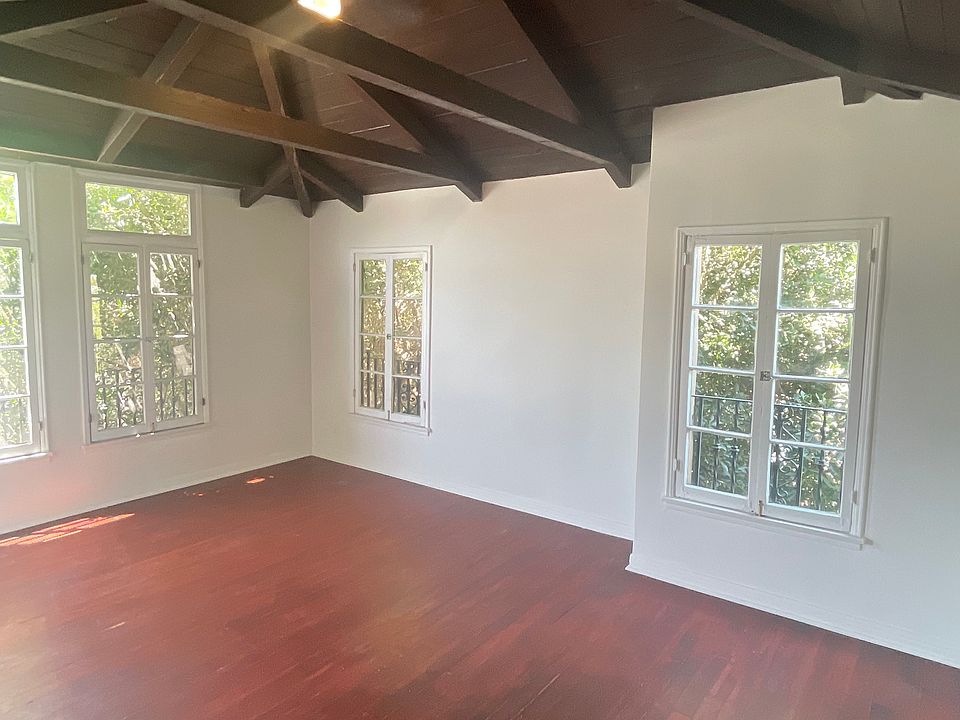 Living room - end unit - windows on both sides - vaulted ceiling+