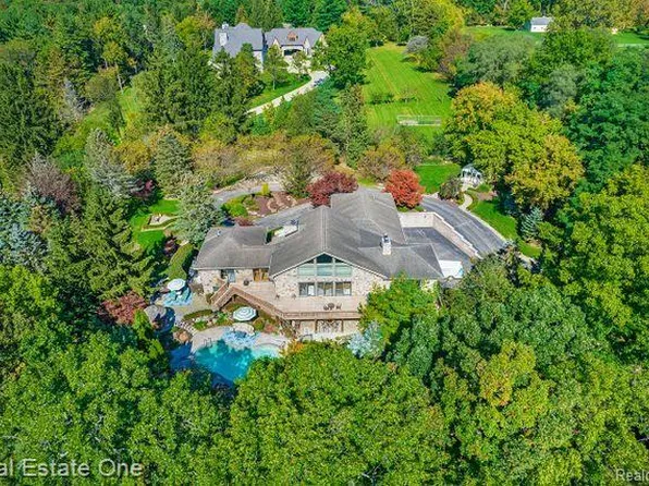 1320 W Gunn Rd, Rochester, MI 48306