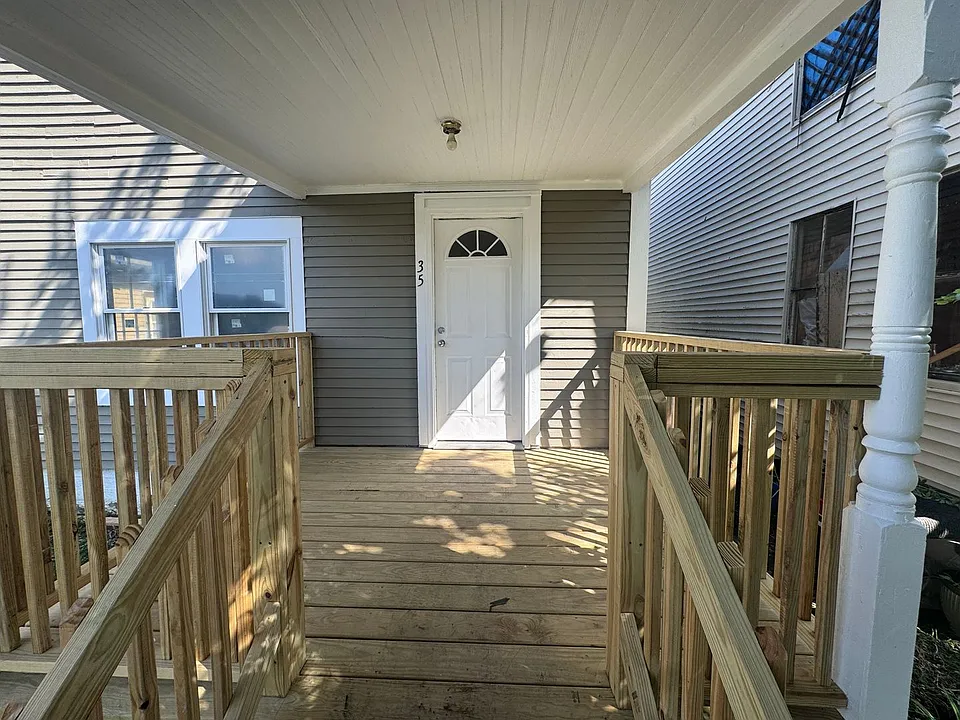 35 River St