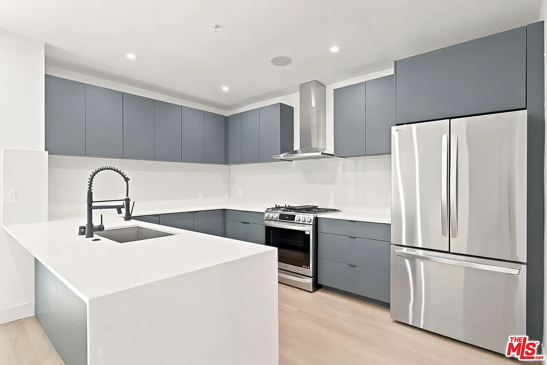 2 bed, 2.5 bath, 1700 sqft, $5,995 — Photo 4
