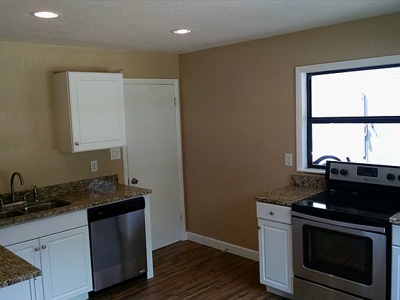 3rd image of 1175 E Hill Ct