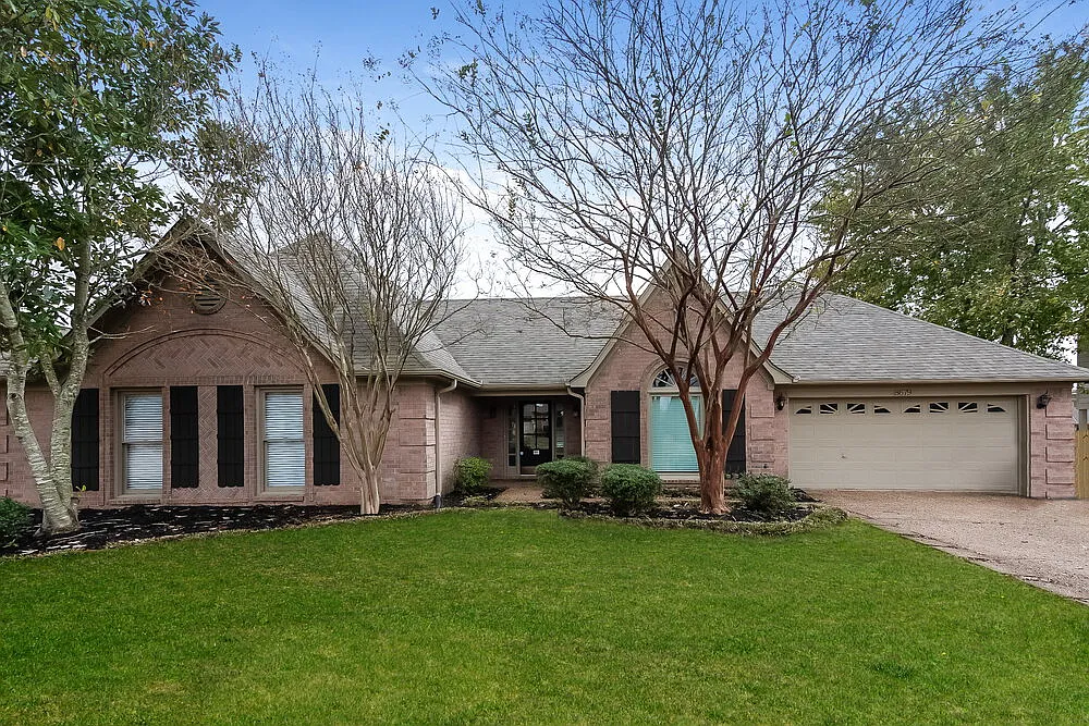 3 bed, 2.0 bath, 1893 sqft, $2,070 — Photo 1