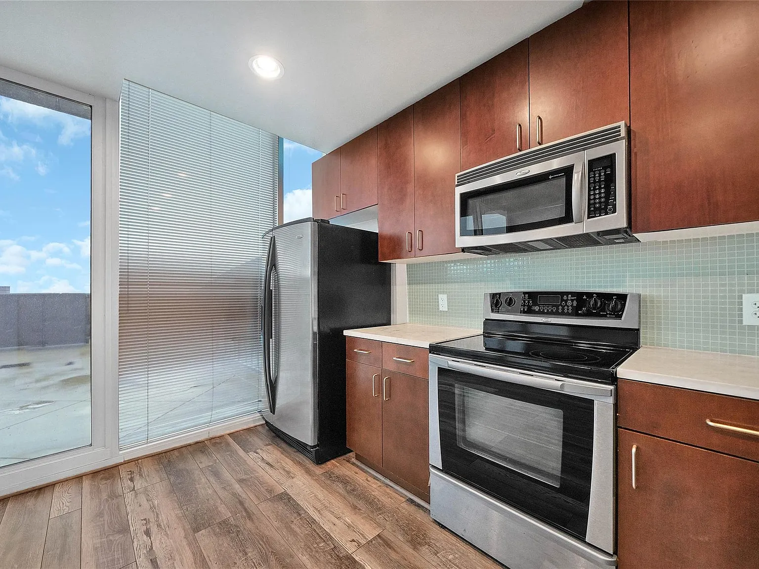 1 bed, 1.0 bath, 748 sqft, $1,950 — Photo 4