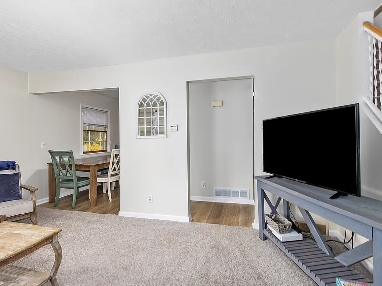 1644 Pennoyer Ave — Photo 6